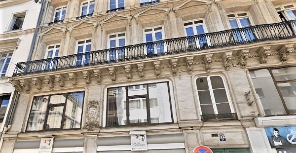 Des morceaux de la corniche du balcon situé au deuxième étage sont tombés sur le trottoir et la chaussée, rue de la République - Illustration © Google Maps