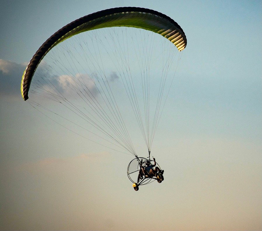 Le pilote et son engin ont fait une chute de 15 m environ - Illustration @ Pixabay