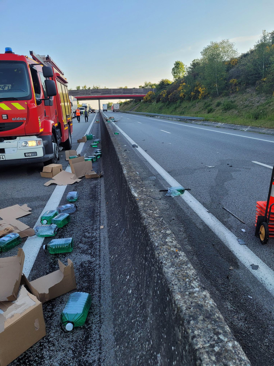 Sur l’A28, dans l’Eure, un camion a perdu son chargement en percutant le rail de sécurité central - Photo @ Alis