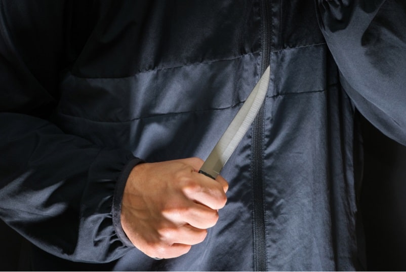 Le jeune homme a reçu au moins un coup de couteau au niveau du dos - illustration © iStock