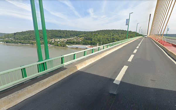 Le véhicule a été découvert stationné sur le bas-côté des voies au milieu du pont de Brtonne - Illustration © Google Maps