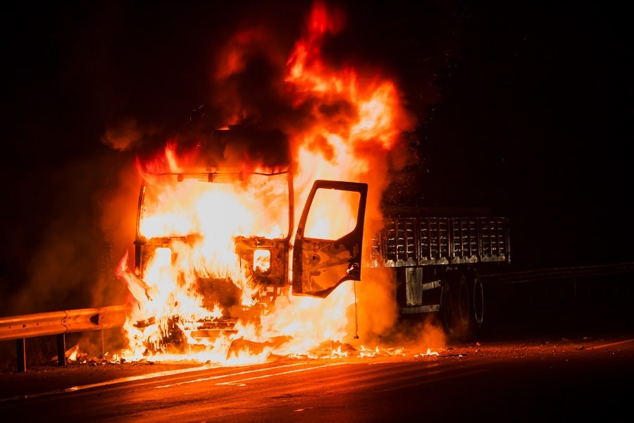 Le poids lourd était totalement embrasé à l'arrivée des sapeurs-pompiers - Illustration © Adobe Stock