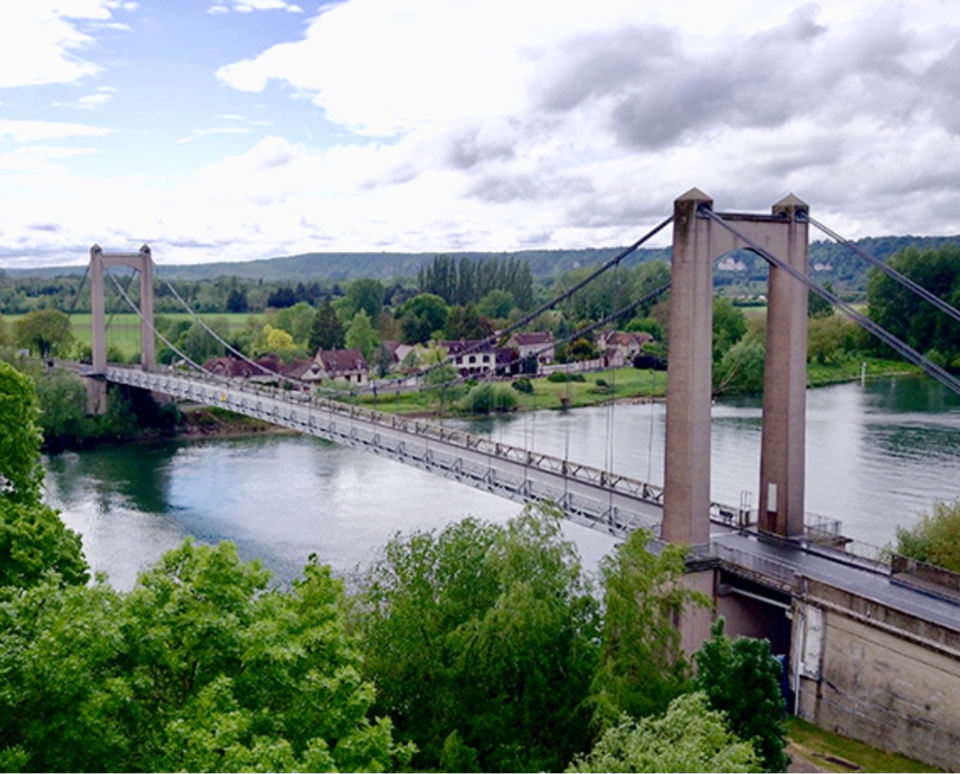 Chaque jour, le pont suspendu des Andelys voit passer plus de 4 000 véhicules dont 450 poids-lourds. Il relie Louviers à Gisors depuis sa construction en 1947 - Photo @ CD27