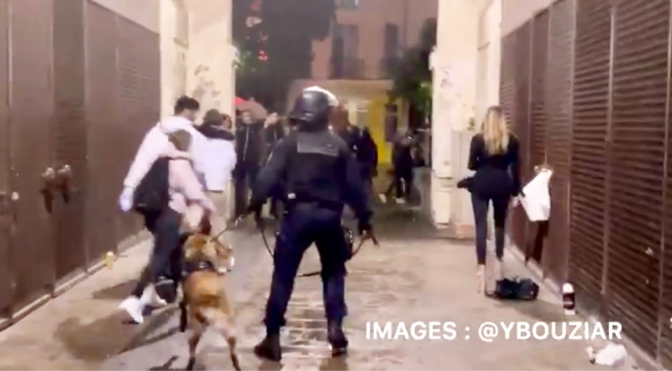 Les policiers ont employé des chiens pour obliger les fêtards à évacuer la place du Marché - Image extraite d'une vidéo publiée sur Twitter ©YBOUZIAR