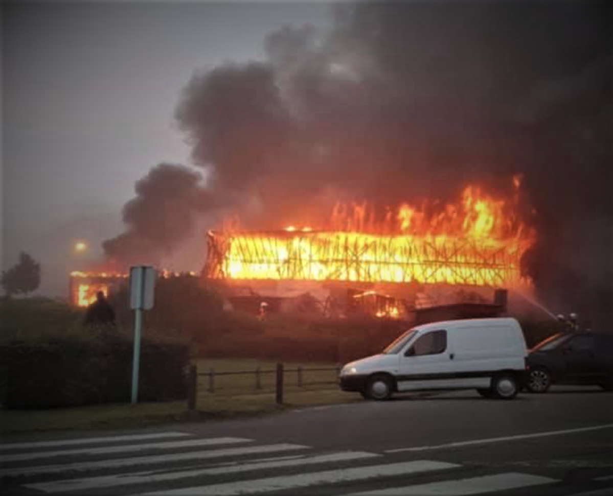 Plusieurs magasins étaient embrasés à l'arrivée des sapeurs-pompiers - Photo transmise à infoNormandie par Matthieu Dereumetz