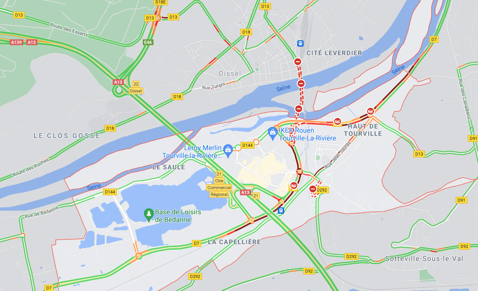 Seine-Maritime : un poids lourd couché sur la D7, près du centre commercial de Tourville-la-Rivière
