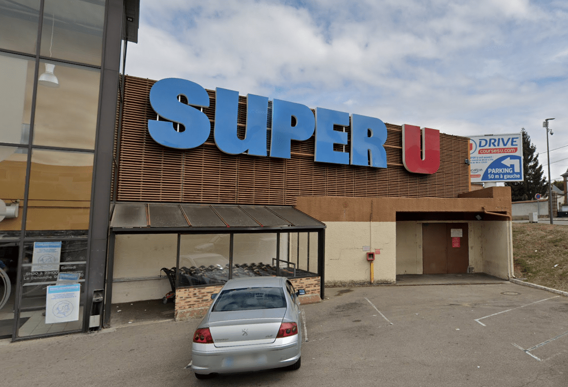 Le feu s'est déclaré dans l'abri où sont rangés les caddies près d'une entrée du magasin - Illustration © Google Maps