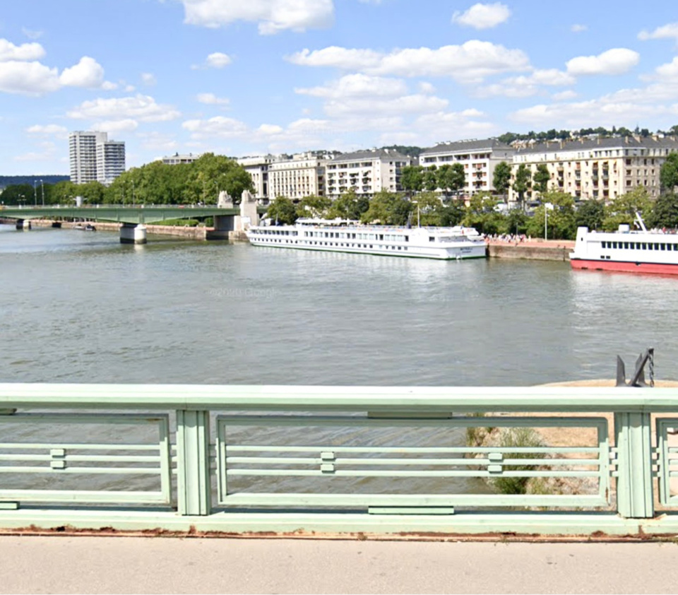 La femme a été aperçue en train de sauter du pont Corneille - illustration @ Google maps