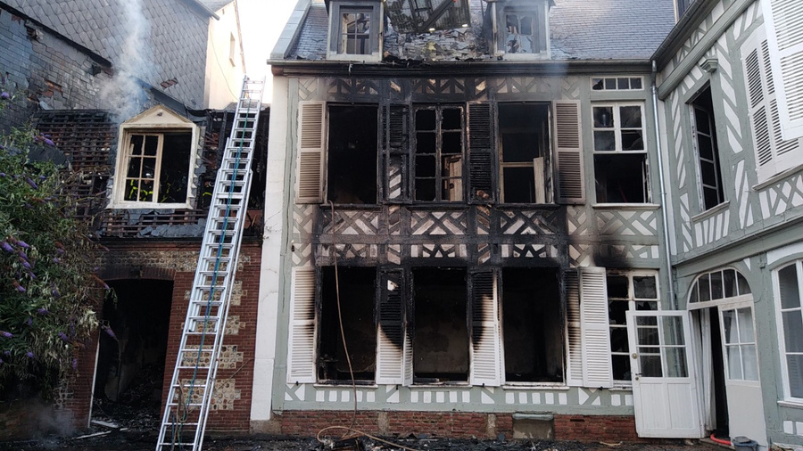 Le feu s’est déclaré au premier étage de l’immeuble - Photo @ Sdis76