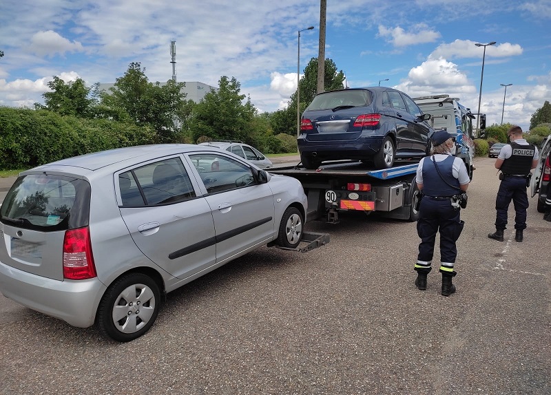 Deux véhicules en infraction (défaut d'assurance et faux contrôle technique) ont été emmenés à la fourrière - Photo © DDSP76