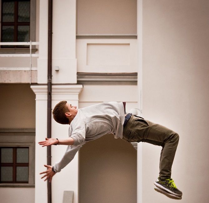 Le Yamakasi une discipline sportive qui consiste à franchir successivement divers obstacles urbains et naturels, y compris à se déplacer sur les toits, sans l’aide de matériel - Illustration © Pixabay