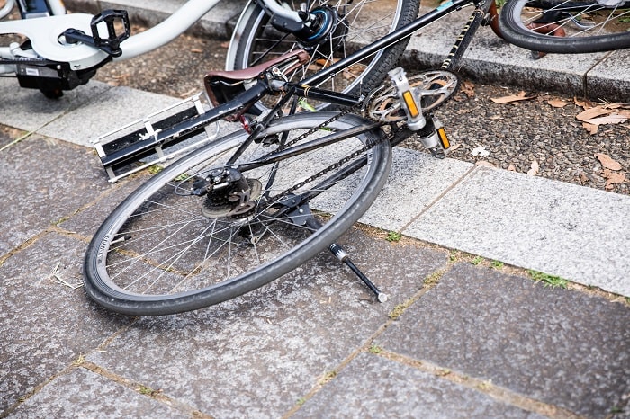 Le septuagénaire a été découvert inconscient auprès de son vélo - Illustration © Adobe