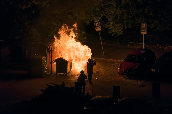 L'adolescent est soupçonné d'avoir mis le feu à deux poubelles et à un conteneur - Illustration © Adobe