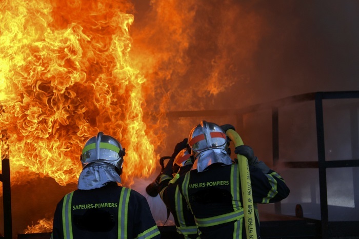 Trente-quatre sapeurs-pompiers dont une équipe spécialisée en risques chimiques sont intervenus avec dix engins - Illustration © Adobe Stock