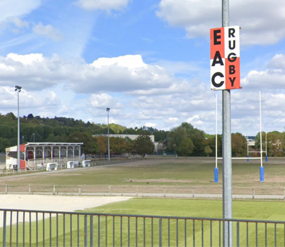 Tandis que les joueurs de rugby de Sarcelles rencontraient sur le terrain leurs homologues ébroïciens, les trois jeunes fouillaient les vestiaires - Illustration