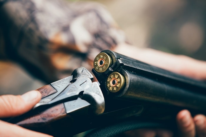 Le fusil de chasse a été saisi ainsi que trois cartouches de calibre 12 - Illustration © Adobe Stock