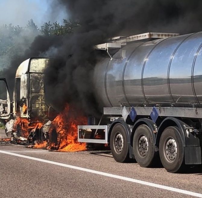 L'incendie s'est déclaré au niveau de la cabine du tracteur - Photo © Sdis76