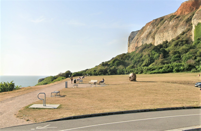 La victime a été retrouvée, blessée sérieusement, à mi-hauteur de la falaise (droite) immobilisée dans la végétation