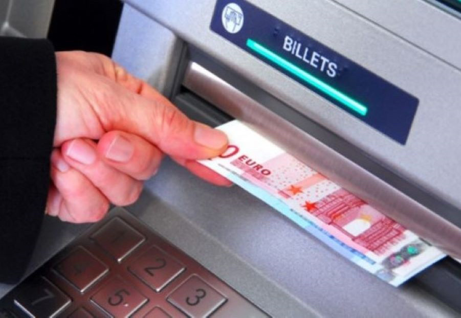 La victime venait de retirer un peu plus de 100€ au distributeur automatique de billets - Illustration