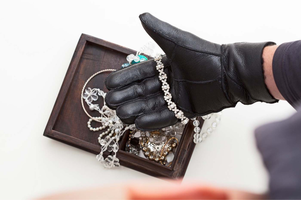 Les bijoux de la vieille dame étaient entreposés dans l’armoire de la chambre - Illustration @ iStock