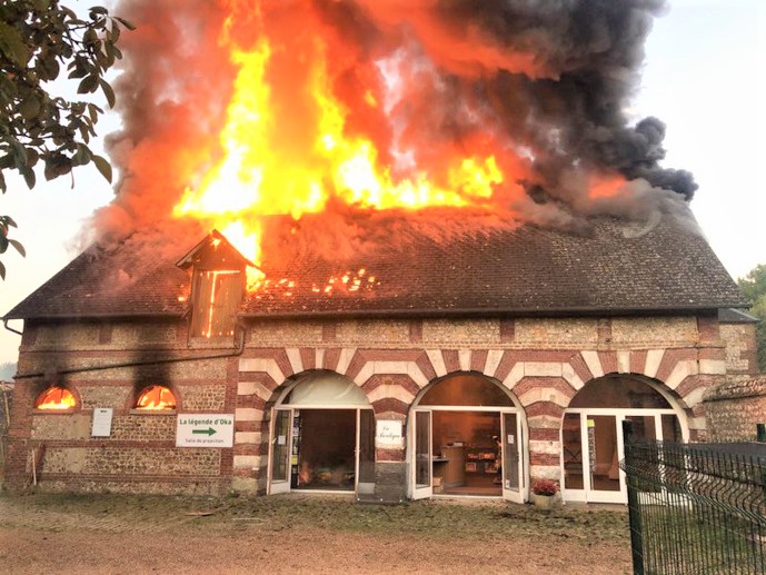 Le bâtiment où se trouve en particulier l'accueil du parc animalier, en bordure de la D 6015, a été très sérieusement endommagé par les flammes - Photos © Sdis76