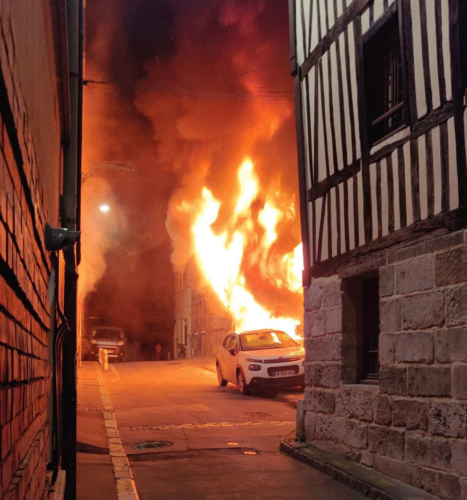 Le feu s’est déclaré dans un immeuble de deux étages - Photo @ Sdis76