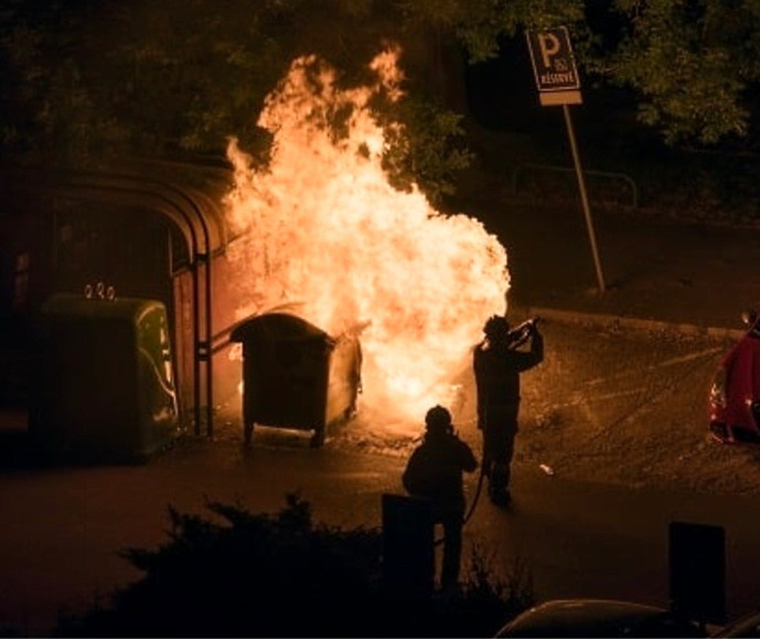 Neuf poubelles avaient brûlé devant la brigade de gendarmerie d'Amfreville-Saint-Amand dans la nuit du 14 au 15 septembre - Illustration © Adobe Stock