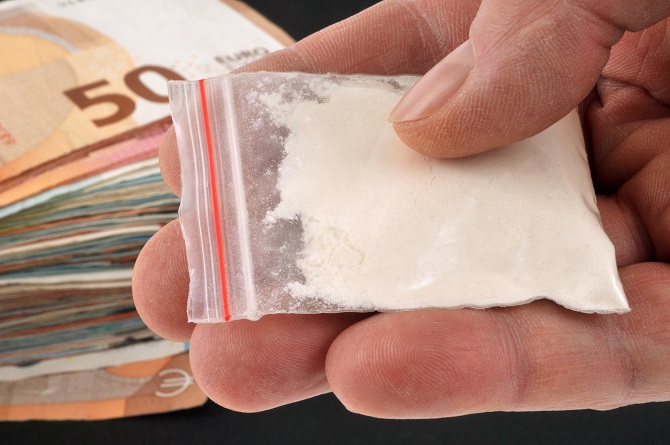 Cocaïne, résine de cannabis, billets de banque en petites coupures... Les policiers ne sont pas venus pour rien - illustration © iStock