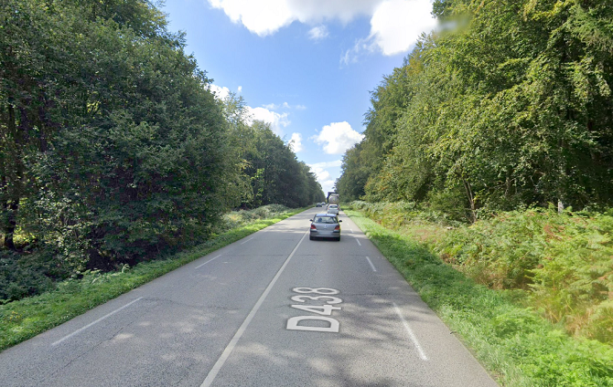 Le drame est survenu sur la D438, sur cette ligne droite en pleine forêt de La Londe