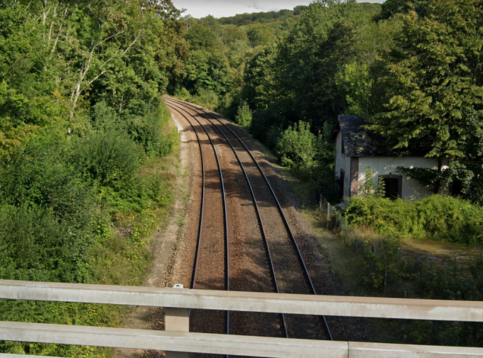 D'après les éléments recueillis par les enquêteurs, l'octogénaire s'est jeté sous le train de travaux à quelques dizaines de mètres de la D438 où son épouse a été tuée par une voiture deux jours plus tôt -