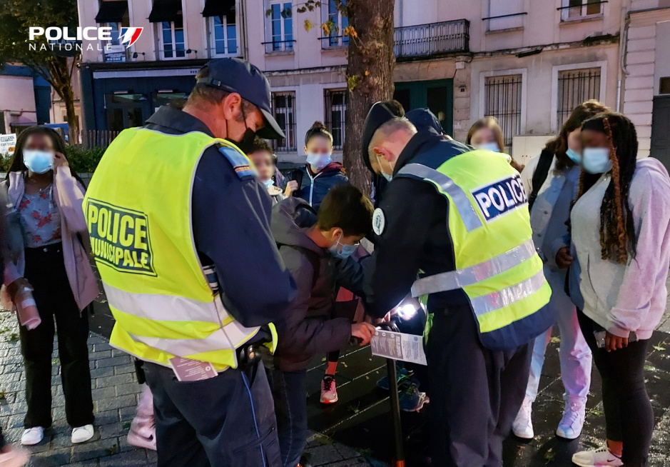 Les policiers ont remis aux usagers concernés des flyers mais aussi des brassards et couvre-sacs - Photo @ DDSP76