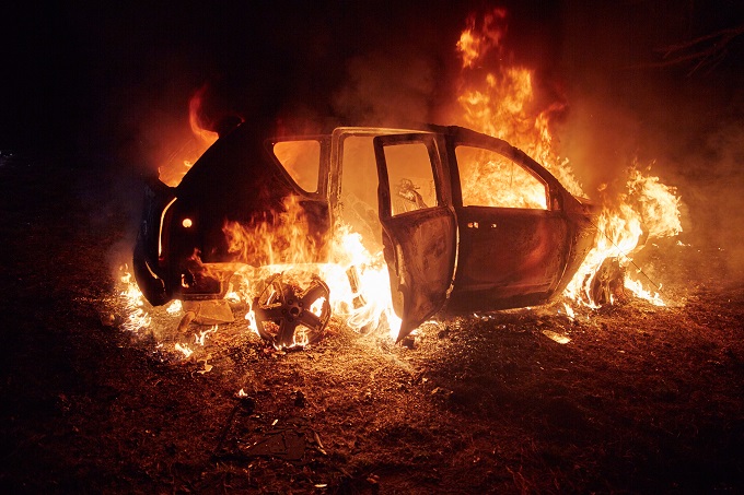 Une quinzaine de véhicules ont été détruits ou endommagés par le feu - Illustration © Adobe Stock