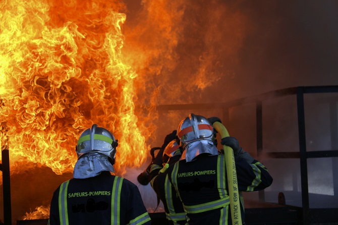 Les sapeurs-pompiers de l'Eure sont venus à bout des flammes au moyen de trois lances - Illustration © Adobe Stock