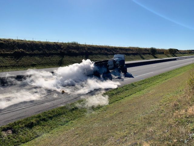 La citerne s'est couchée sur les deux voies de circulation - Photo © Gendarmerie 27