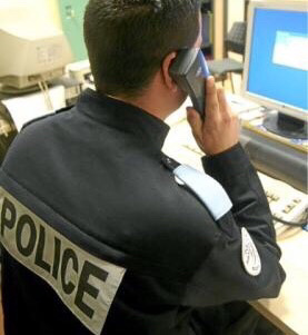 Un témoin des faits a prévenu police secours que des jeunes commettaient des dégradations dans l’école - Illustration