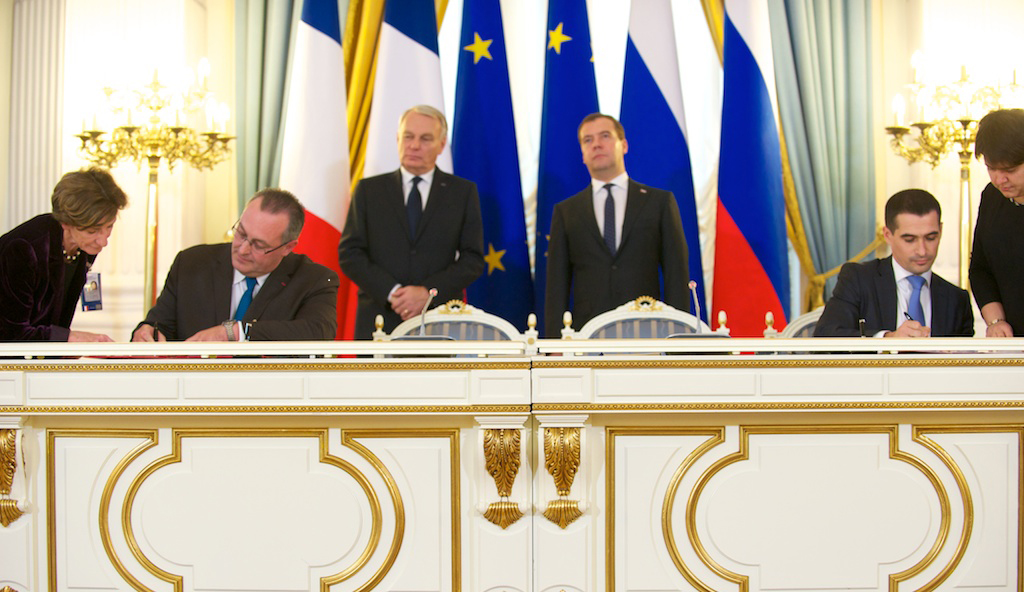 Le directeur du groupe Arelis, Pascal Veillat, signant l’accord de coopération (à gauche sur la photo) avec son partenaire russe, en présence des deux Premiers Ministres le 1er novembre 2013. L’un des 4 sites principaux d’Arelis se situe à Saint-Aubin-Lès-Elbeuf.