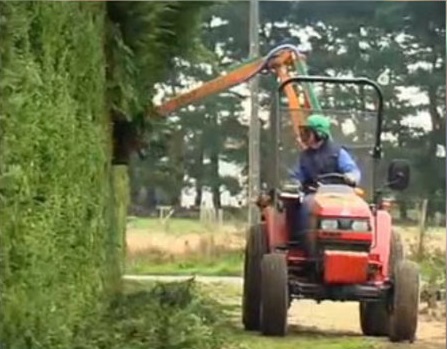 Le conducteur de l'engin, appartenant à une entreprise du Calvados, procédait à l'élagage des haies de la commune lorsque l'accident s'est produit (Photo d'illustration)