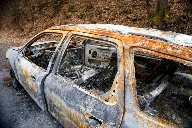 La voiture a été retrouvée calcinée dans un bois  - Illustration © Adobe Stock