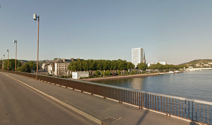 Le désespéré a posé son vélo contre la rambarde du pont et a enjambé le parapet. Les policiers sont arrivés à temps ! (@Google Maps)