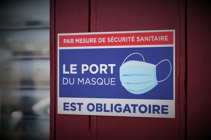 ► Port du masque, lavage des mains, limitation des interactions sociales, aération régulière des locaux ...Selon l’ARS de Normandie, les gestes barrières sont plus que jamais essentiels  - Illustration © Adobe Stock