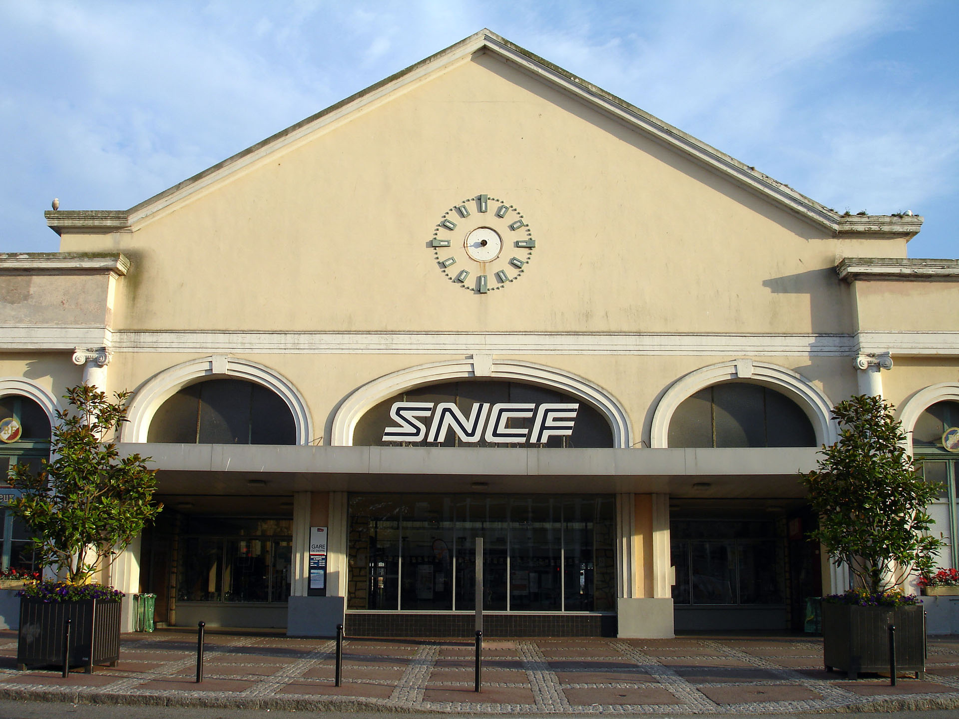 Les violences se sont déroulées dans le hall de la gare à proximité du monument aux Morts érigé à la mémoire des cheminots décédés pendant la guerre