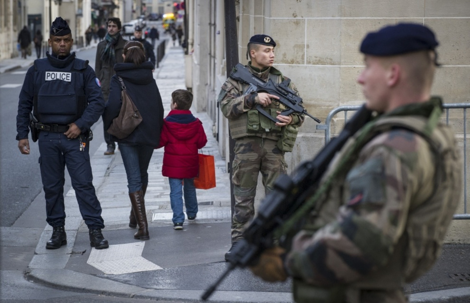 Des militaires de la force Sentinelle ont été engagés pour sécuriser les abords du lycée - Illustration @ DR