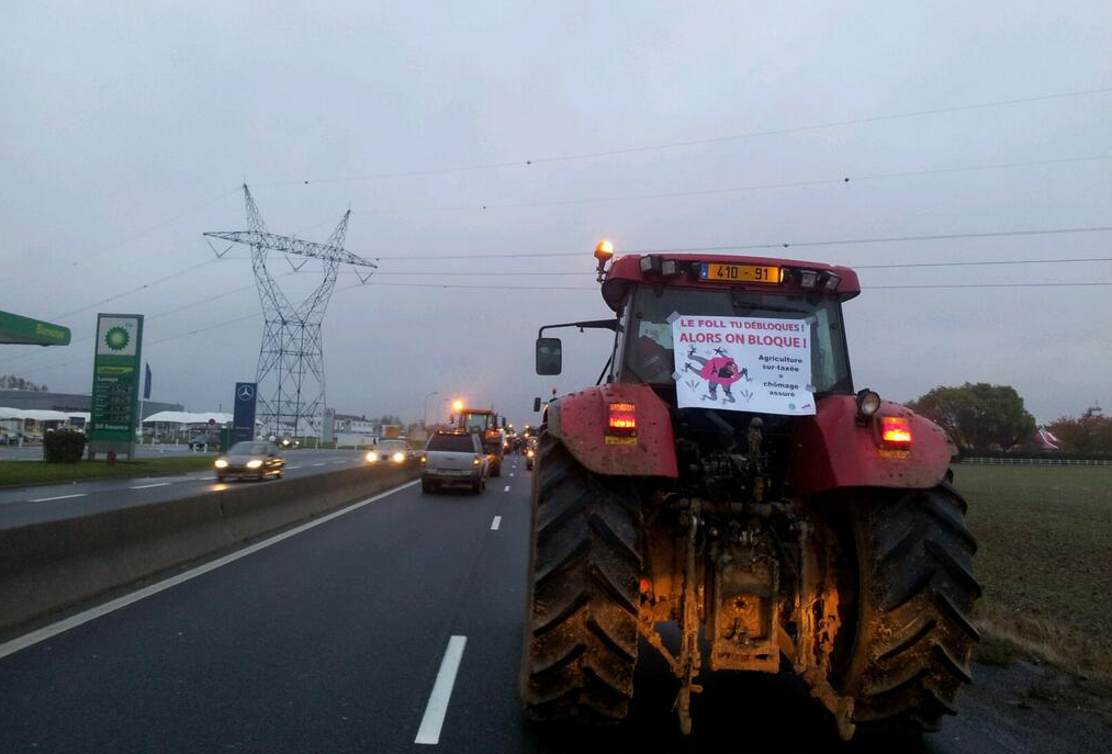 Les tracteurs ont pris d'assaut la RN20 dans le sud de l'Essonne en direction de Paris (Photo @ChevallierCcile/Twitter)