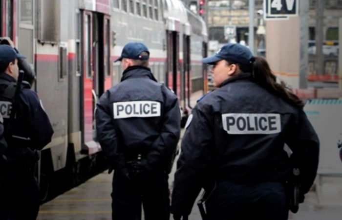 L'auteur du vol a été interpellé par les policiers en gare d'Evreux - Illustration © DDSP78
