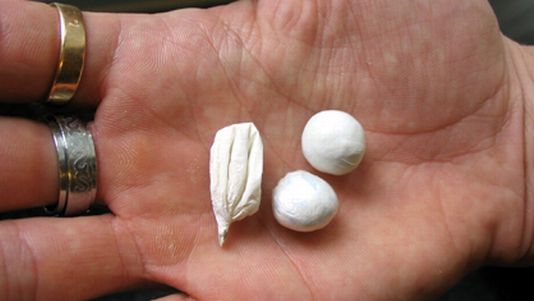 La technique de la "boulette" n'est pas nouvelle : les mules s'en servent régulièrement pour passer héroïne et cocaïne aux frontières. La majorité des interpellations a lieu généralement dans les aéroports (Photo d'illustration)