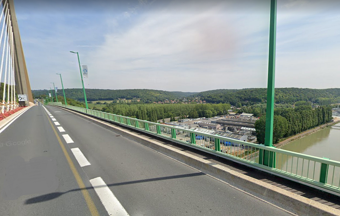 L'homme a été aperçu en train d'enjamber la rambarde du pont à hauteur de l'usine Revima - Illustration © Google Maps