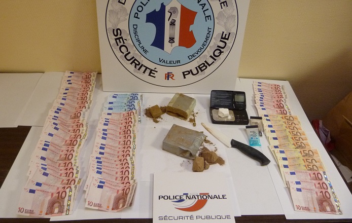 Les policiers ont saisi 560 gramlmes d'héroïne, un peu de cocaïne et 1 100€ en billets de banque (Photo : Direction de la sécurité publique)