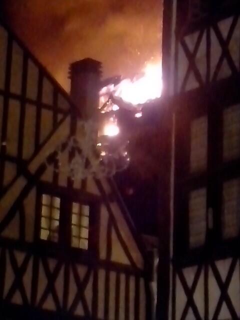 Les combles et la toiture de l'immeuble sont embrasés (Photo : SloYvY ☆ ‏@SloYvY  sur Twitter) :