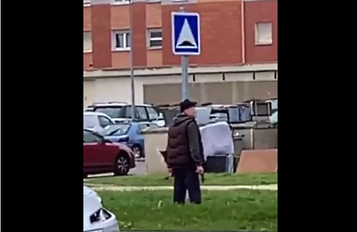 L'homme que l'on voit sur cette capture d'écran provenant des réseaux sociaux était armé d'un pistolet automatique datant de la  Seconde guerre mondiale et d'un fusil de chasse -