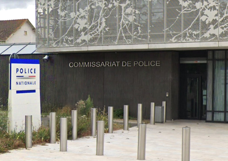 Les auteurs ont visé la porte d’entrée du commissariat - illustration